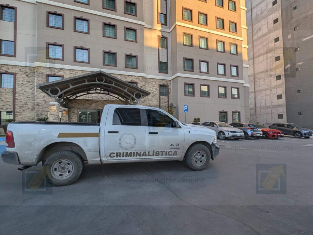 Ejecutan a pareja tras salir de un bar, los identifican; otro queda herido