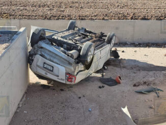 Aparatoso accidente deja a conductor lesionado tras caer a un canal en camino del Aeropuerto