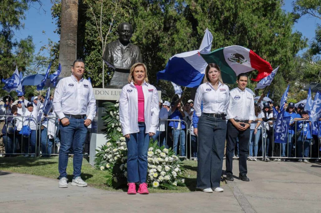 Dirigentes y militantes del PAN realizan guardia de honor a Luis H. Álvarez