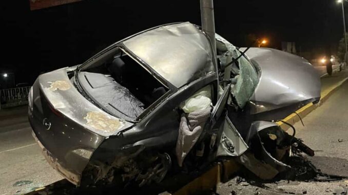 En Cuauhtémoc conductor choca contra señalamiento, base de concreto y un arbotante; tres heridos