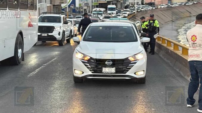 Carambola en puente de la 27 y canal deja caos vehicular y una embarazada lesionada