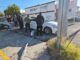 En San Felipe choca con un contenedor, una señal de tránsito y deja lesionado a un peatón