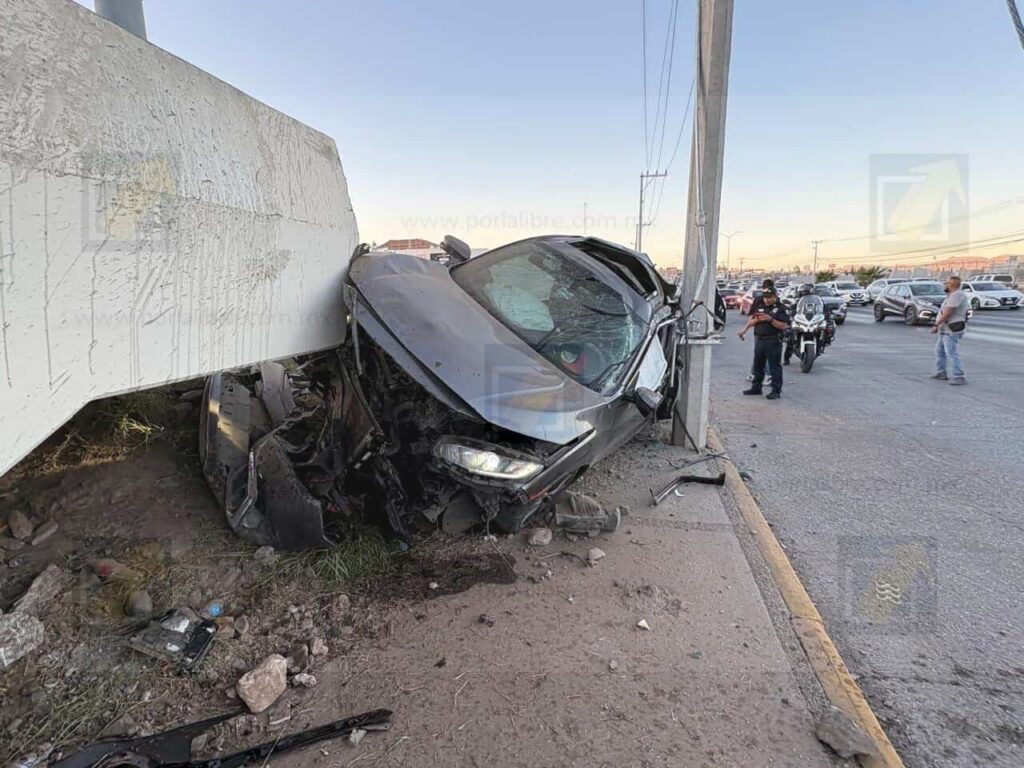 Conductor pierde el control en el Periférico de la Juventud y atropella a un peatón