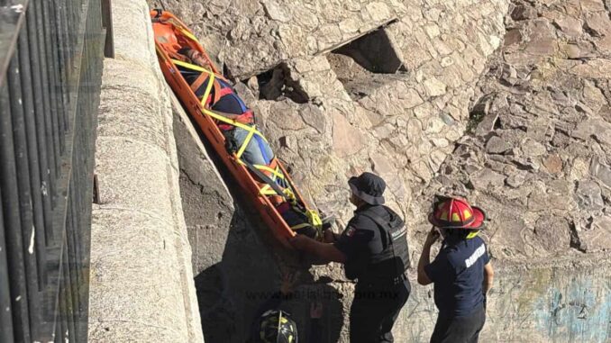 Bomberos rescatan a hombre con sobredosis del interior de un canal en la colonia Santa Rita