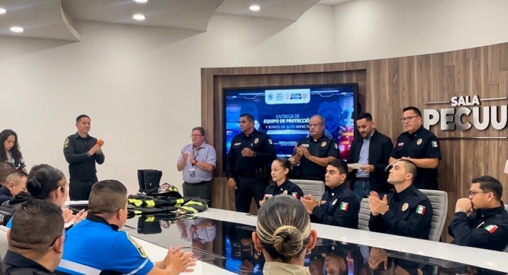 Entrega DSPM equipos de protección a Bomberos  y reciben incentivo junto con policías