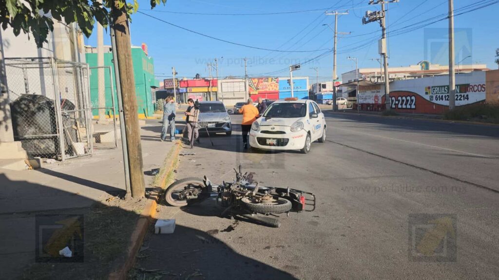 Motociclista resulta lesionado tras fuerte choque en la colonia Saucito