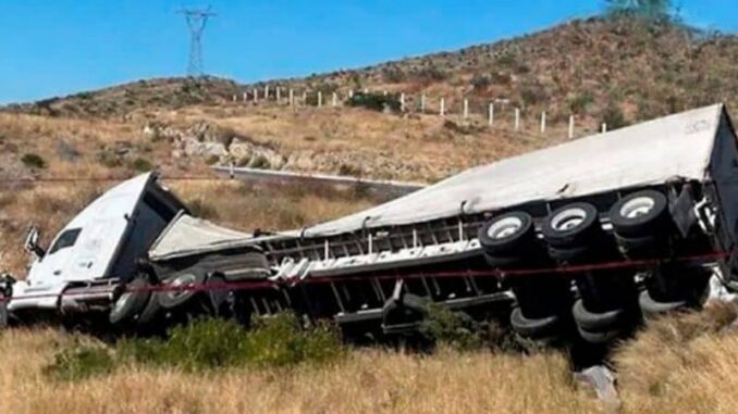 Tráiler con migrantes vuelca en carretera Jiménez–Torreón; al menos 4 muertos y siete heridos
