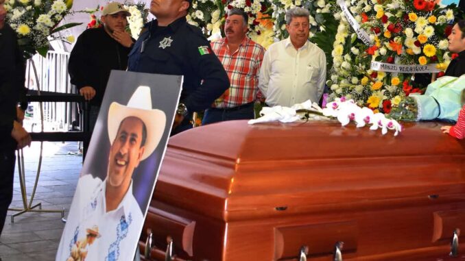 despiden a Carlos Manzo entre indignación y protestas