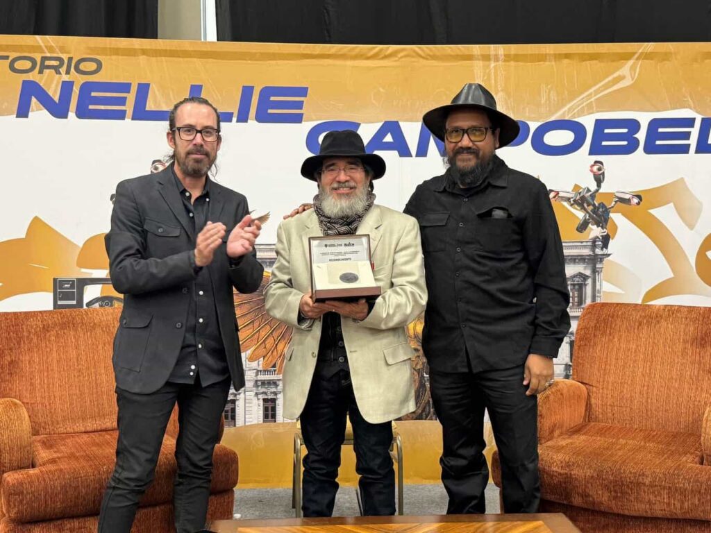 Premian a Juan Domingo Argüelles con la Medalla Wikáarame como Reconocimiento al Mérito Poético