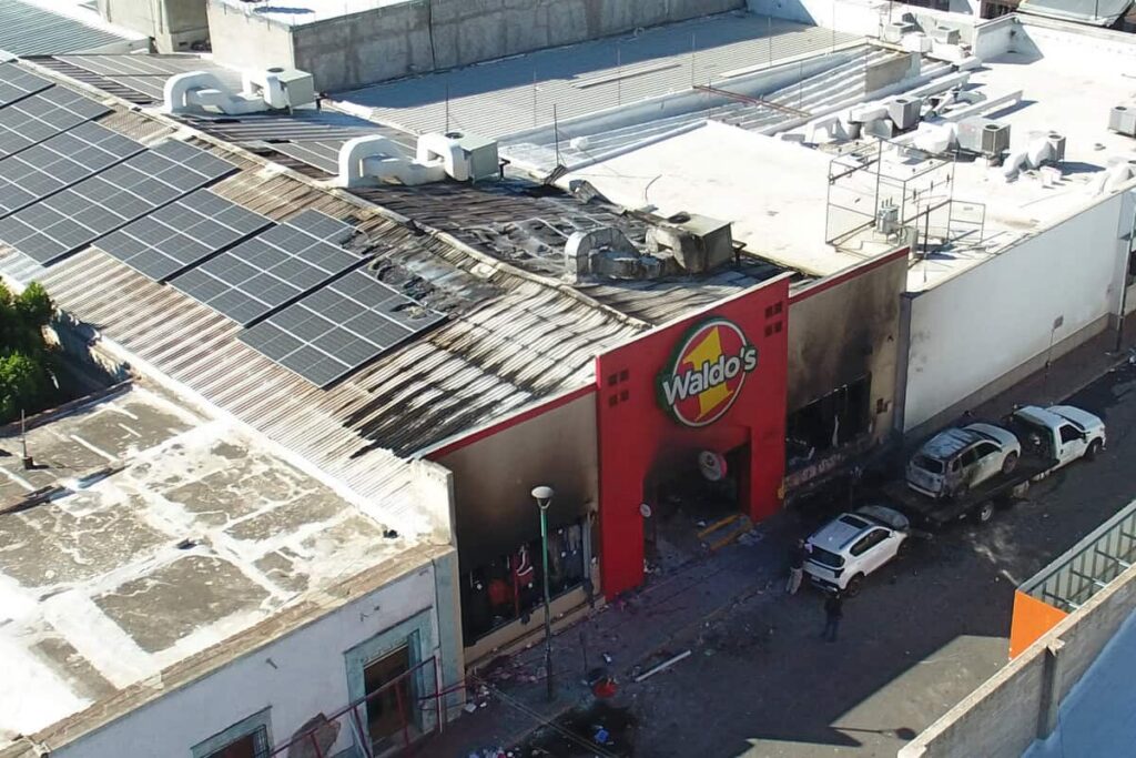 Cadena promete apoyo a familias y cierran 68 sucursales