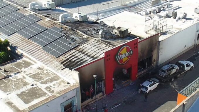 Cadena promete apoyo a familias y cierran 68 sucursales