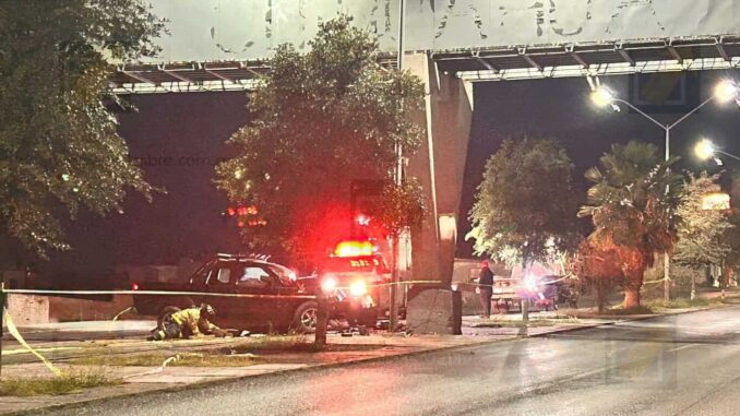 Muere conductor tras chocar contra base de puente peatonal en avenida Pacheco