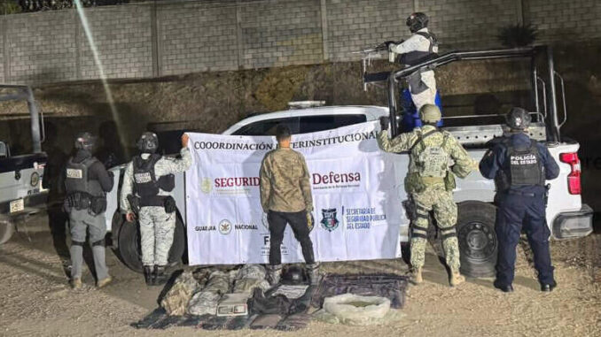 Cae adolescente con arsenal, droga y equipo táctico en Balleza