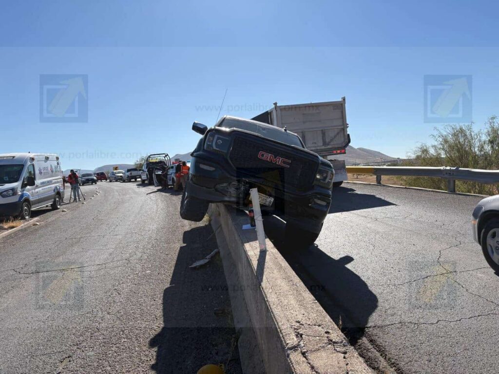 Choque de pickup contra muro en distribuidor vial deja dos adultos mayores lesionados