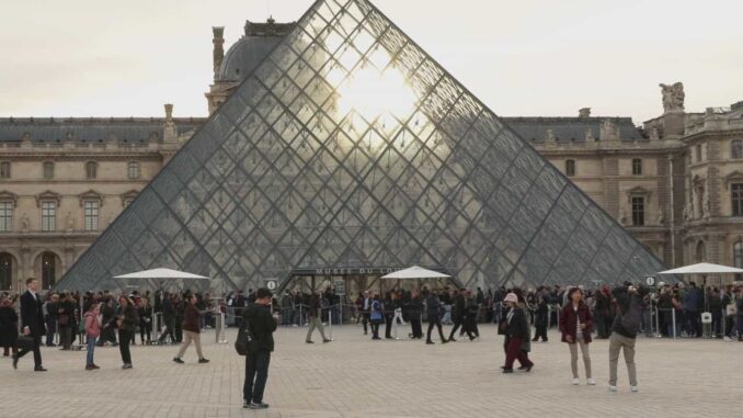 Una mujer inculpada por complicidad en el robo del Louvre, otro de los detenidos liberado