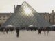Una mujer inculpada por complicidad en el robo del Louvre, otro de los detenidos liberado