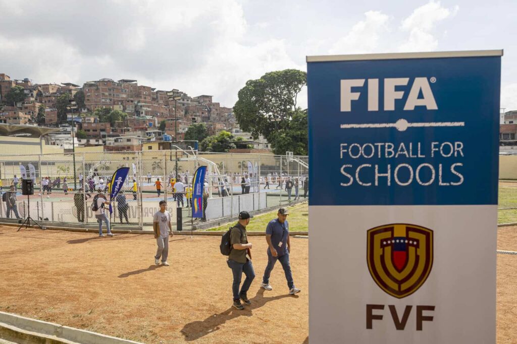 Jugar al fútbol y estudiar, el proyecto de la FIFA que llegará a 500 escuelas de Venezuela