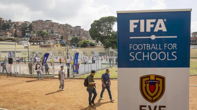 Jugar al fútbol y estudiar, el proyecto de la FIFA que llegará a 500 escuelas de Venezuela