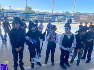 Participa GOECHI como jurado en concurso de catrinas y catrines en la escuela primaria Ford 190