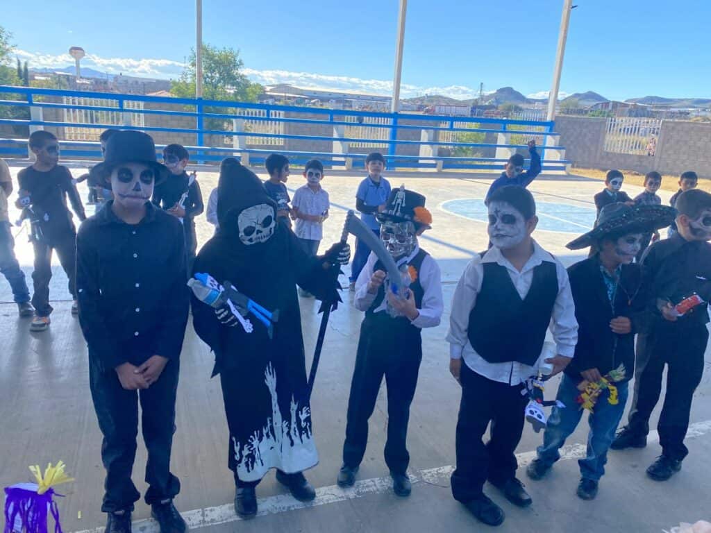 Participa GOECHI como jurado en concurso de catrinas y catrines en la escuela primaria Ford 190