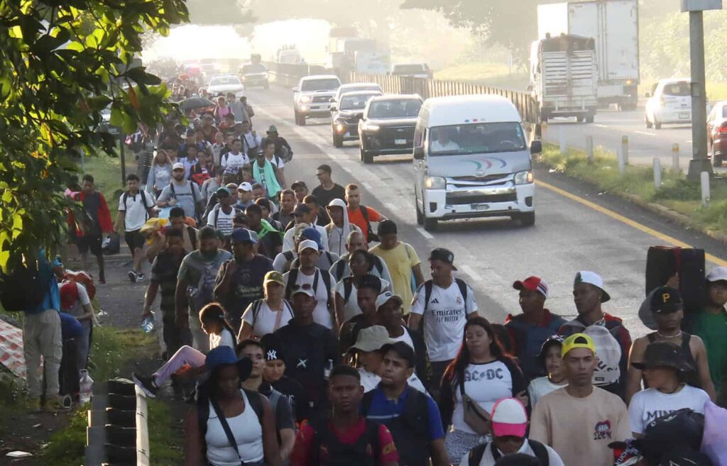 Informe revela las barreras a migrantes para acceder al sistema financiero formal mexicano