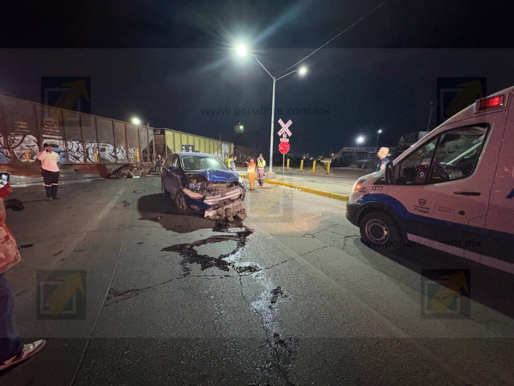 Mujer choca de frente contra tren de carga en avenida De las Industrias