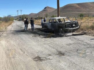 Hallan camioneta calcinada en carretera a Delicias