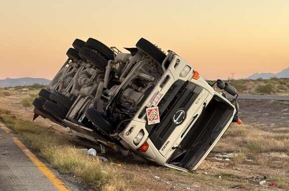 Cierre parcial en tramo Villa Ahumada a Juárez por volcadura de pipa con diesel