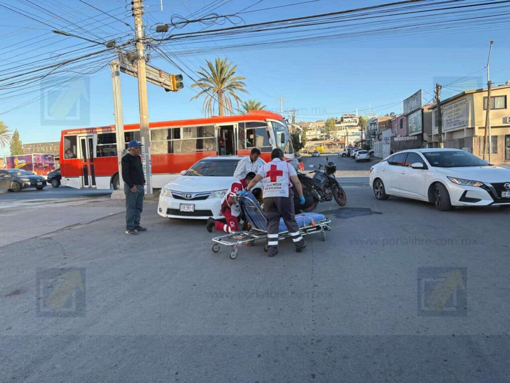 Motociclista lesionado tras choque en Silvestre Terrazas y 68ª