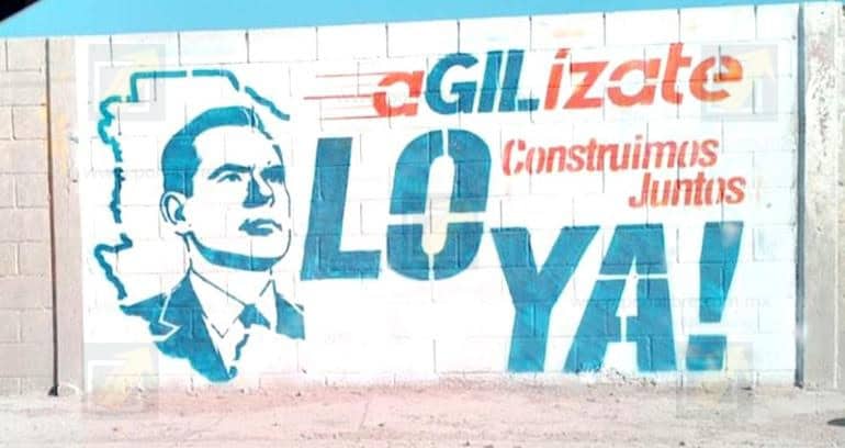 Bardas con la imagen de Gilberto Loya Chávez aparecen en Ciudad Juárez