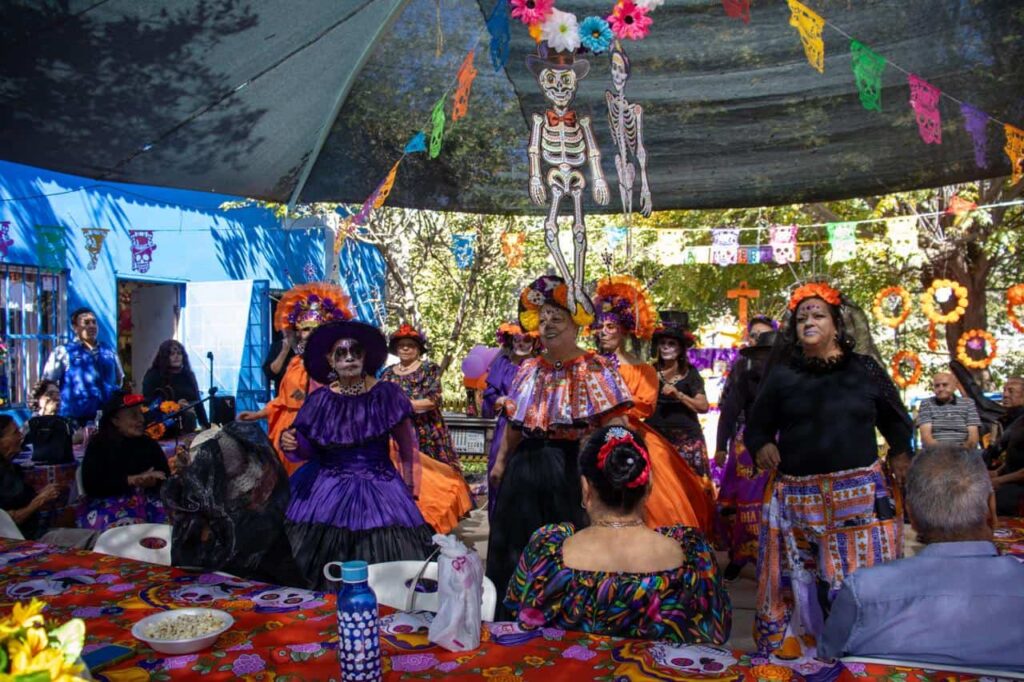Presentan integrantes de las Casas de los Abuelos exhibición de altares de muertos