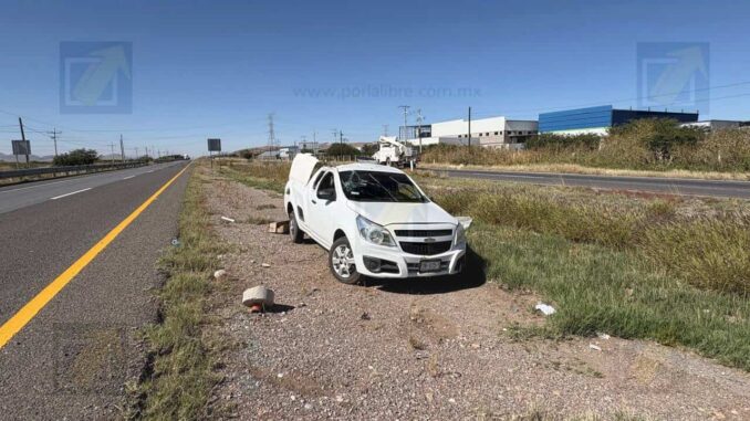 Conductor resulta con lesiones leves tras volcadura en la carretera a Delicias
