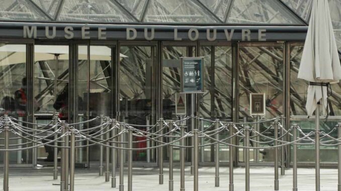 Uno de los detenidos no fue consciente de la gravedad del robo al Louvre, dice abogada