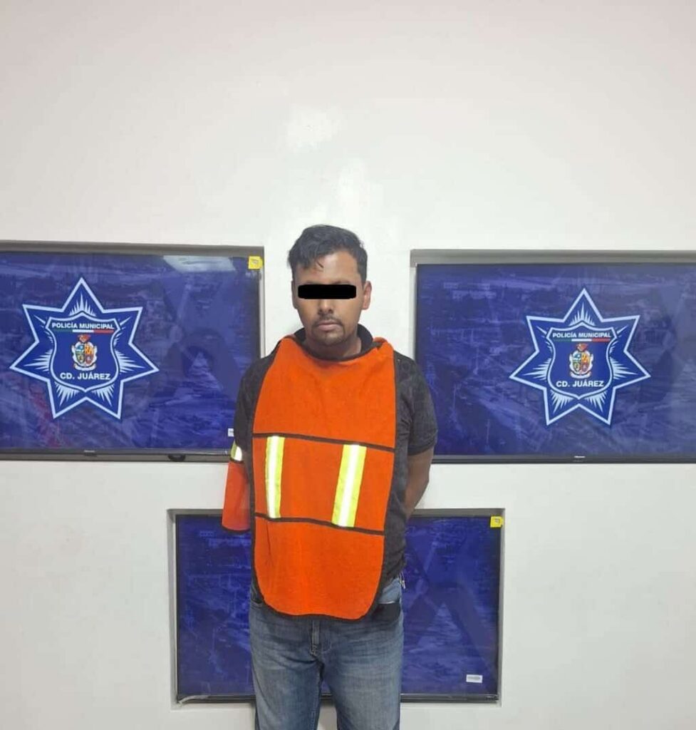Arrestan a 2 por robar camioneta en plaza comercial de la Tecnológico