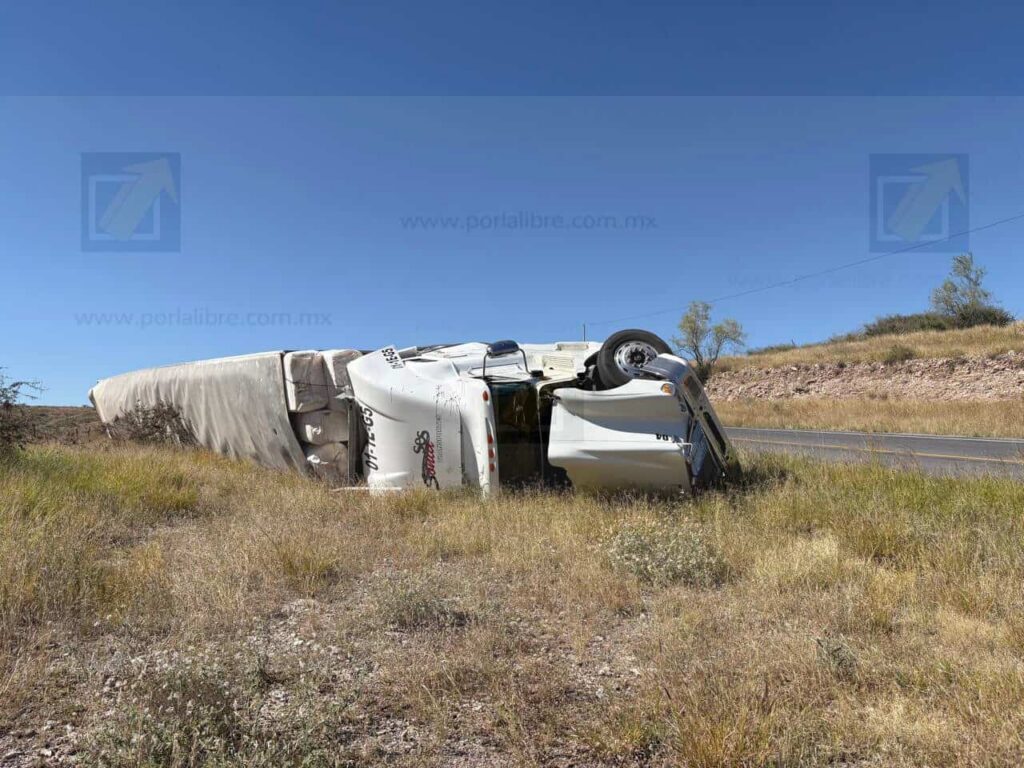 Tráiler cargado con algodón vuelca en las Curvas del Perico