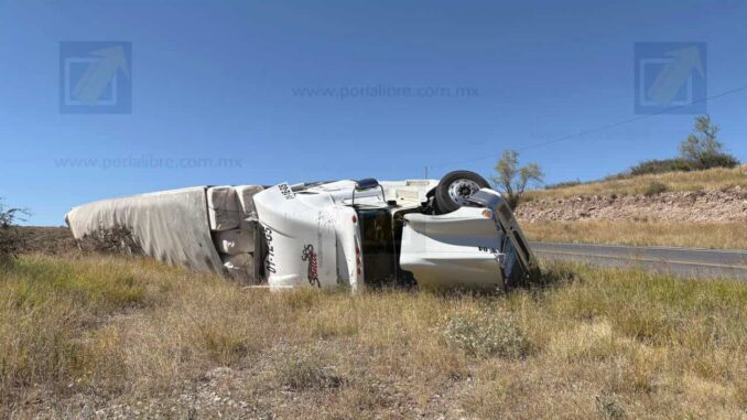 Tráiler cargado con algodón vuelca en las Curvas del Perico