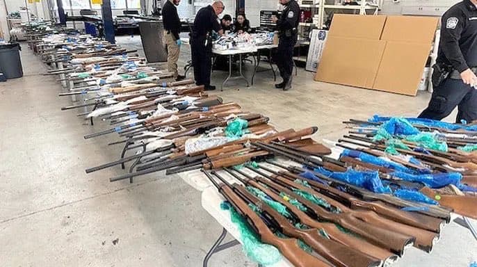 EE.UU. decomisa 400 armas que tenían como destino México