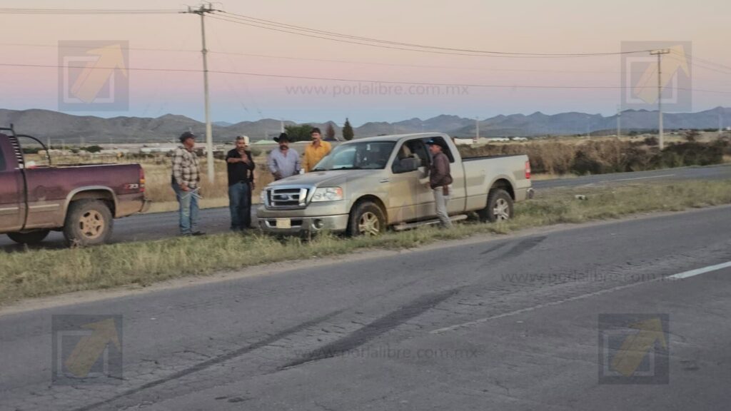 Volcadura de pickup en la carretera Chihuahua–Juárez; estalla una llanta