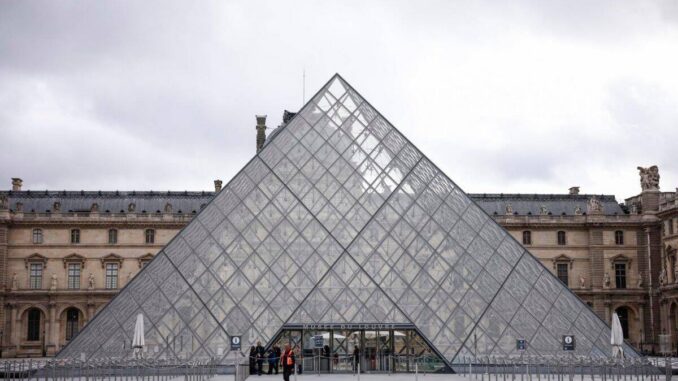 Detienen a dos sospechosos por robo al Museo del Louvre