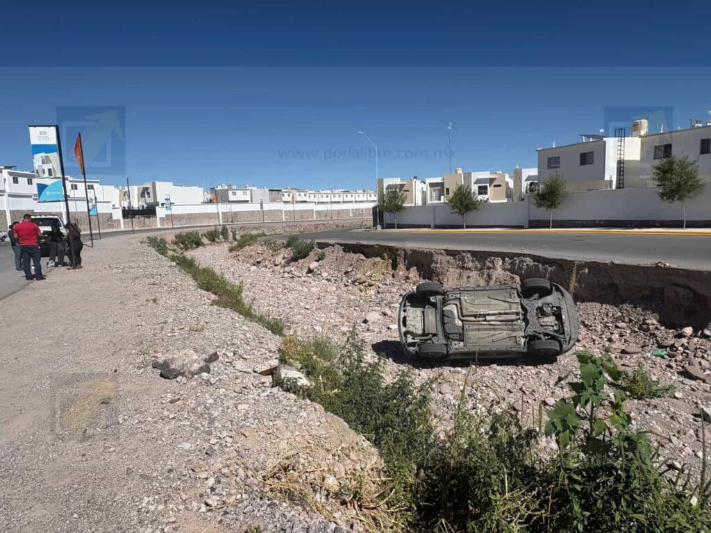 Camioneta termina volcada en arroyo tras perder el control en avenida Desarrollo