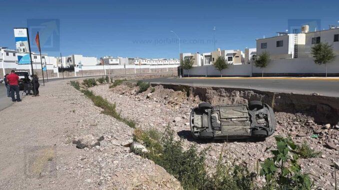 Camioneta termina volcada en arroyo tras perder el control en avenida Desarrollo