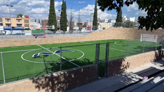 Concluyen rehabilitación de cancha de fútbol rápido en el boulevard Díaz Ordaz