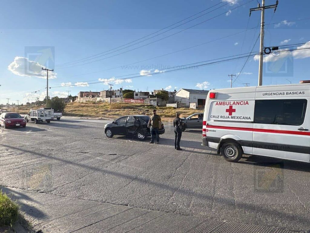 Omite alto y provoca choque en cruce con la vialidad Ch-P