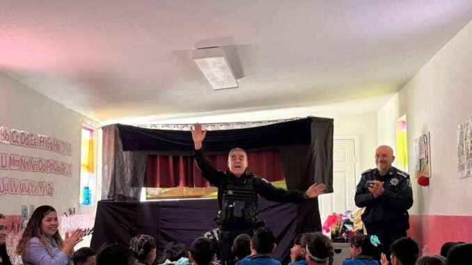 Lleva Policía Municipal función de Teatrino niños de preescolar en