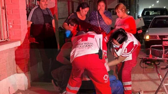 Motociclista vuelca tras atropellar a un perrito en Villa Juárez