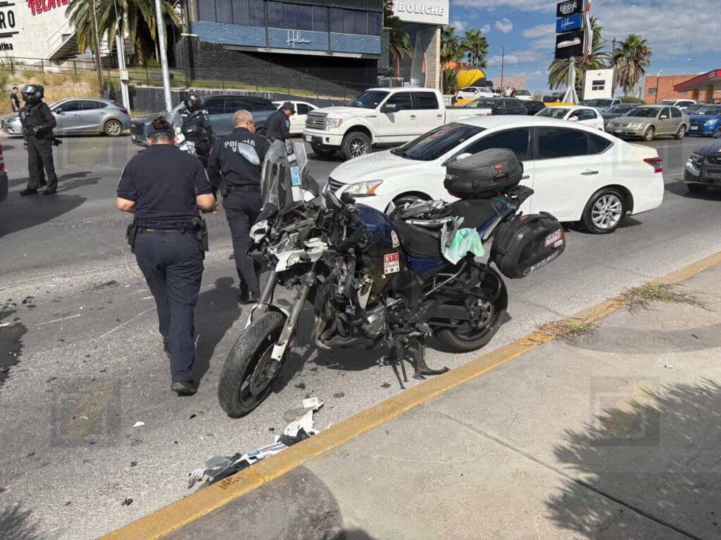 Fuerte accidente de agente de vialidad en el periférico de la Juventud