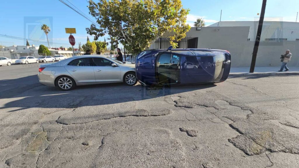 Choque con volcadura en en cruce de la avenida Deza y Ulloa en San Felipe Viejo