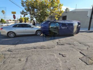 Choque con volcadura en en cruce de la avenida Deza y Ulloa en San Felipe Viejo