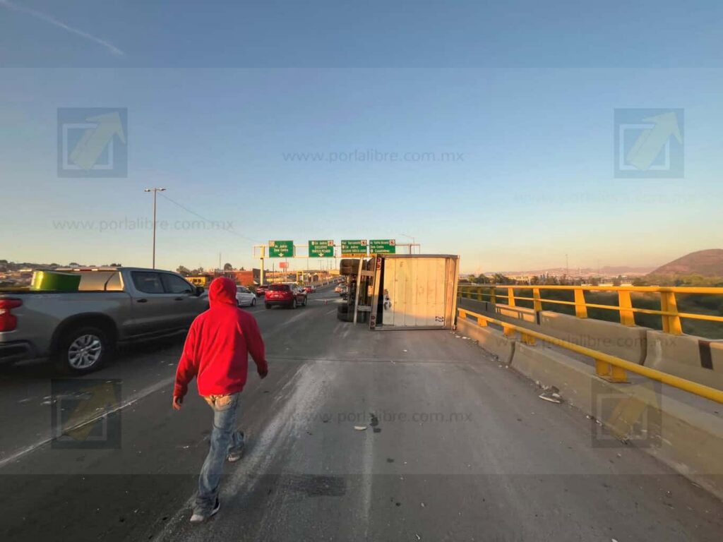Tráiler con 26 toneladas de carne vuelca en carretera Aldama a Chihuahua