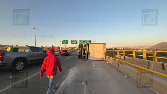 Tráiler con 26 toneladas de carne vuelca en carretera Aldama a Chihuahua